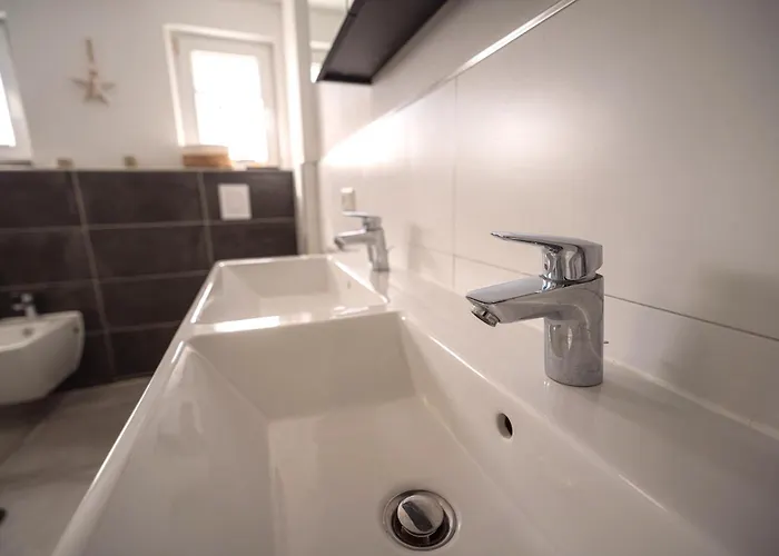 Wohlfühloase - Moderne Mit Großem Eingezäuntem Garten In Alleinlage An Feld&wald, Pur Trifft Auf Komfort, Wellness Und Gute Erholung